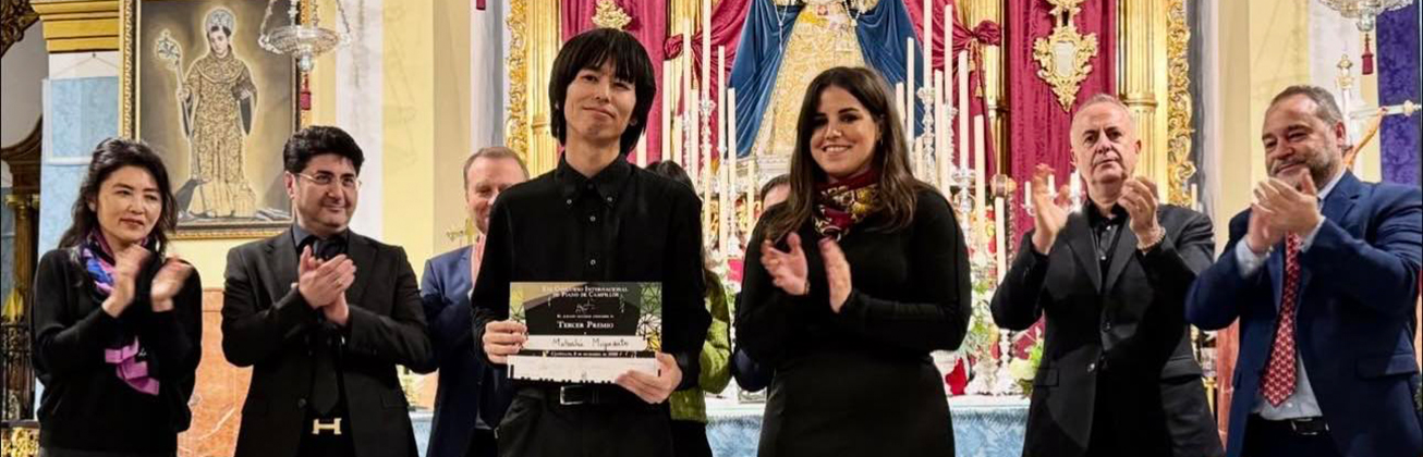 Portrait Motoshi Miyazato auf einer Bühne mit anderen Menschen