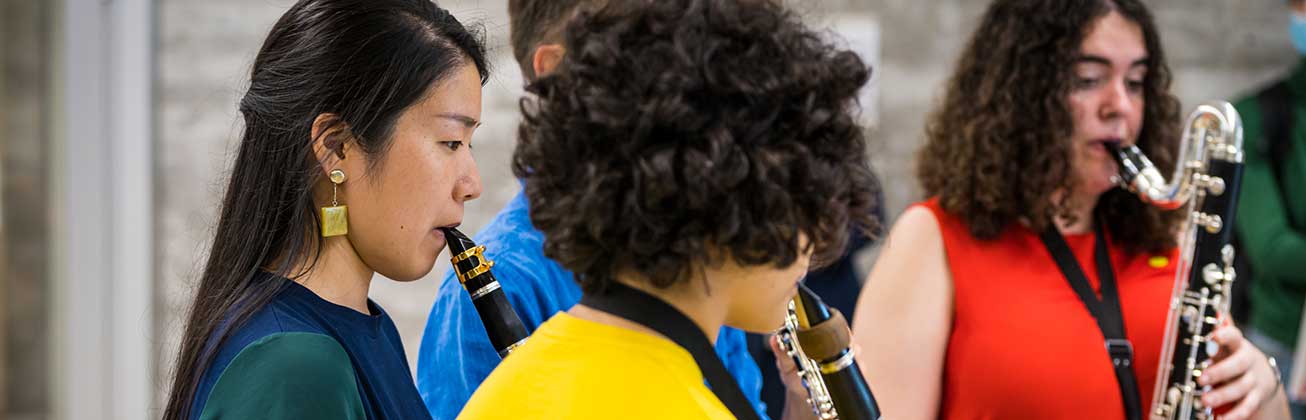 Junge Musik-Studierende der Hochschule Luzern - Musik, die ein Holzblas-Instrument spielen. 