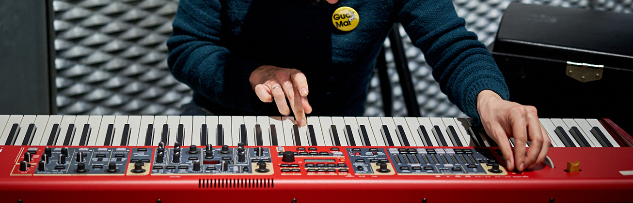 Hände, welche auf auf einem Keyboard spielen.