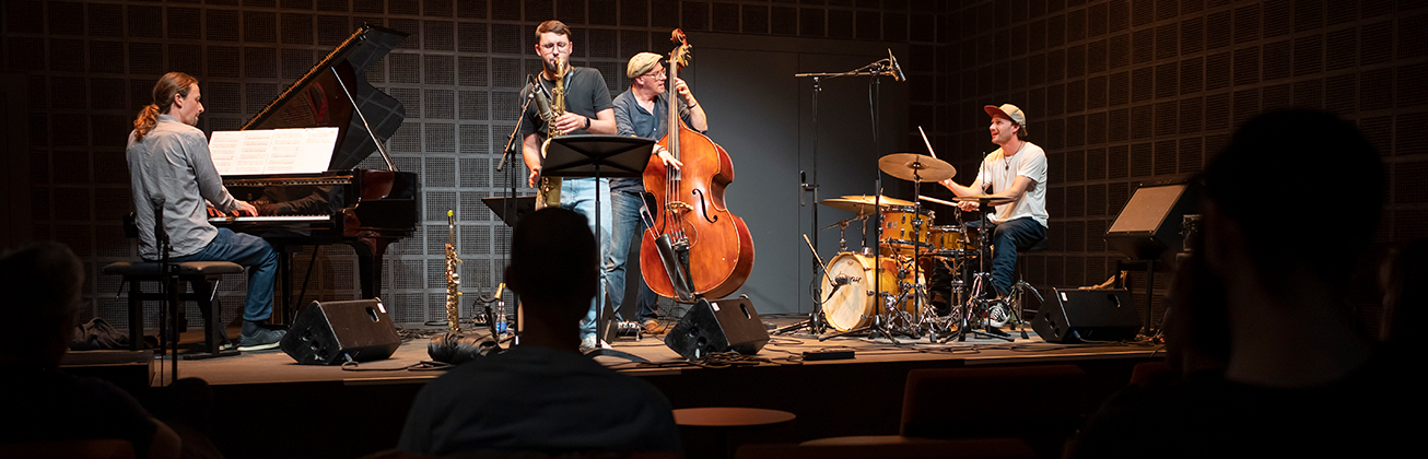 Ein Jazz-Quartett spielt im Club Knox der Hochschule Luzern – Musik. 