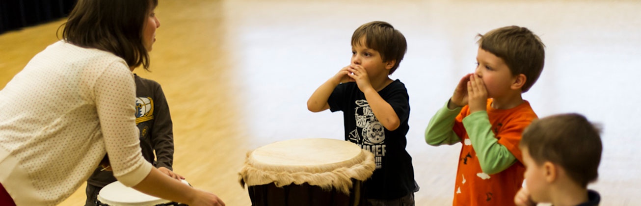 Studierende des Bachelor-Studiengangs Musik und Bewegung sammelt praktische Erfahrung mit Kindern. Bild HSLU/Ingo Höhn
