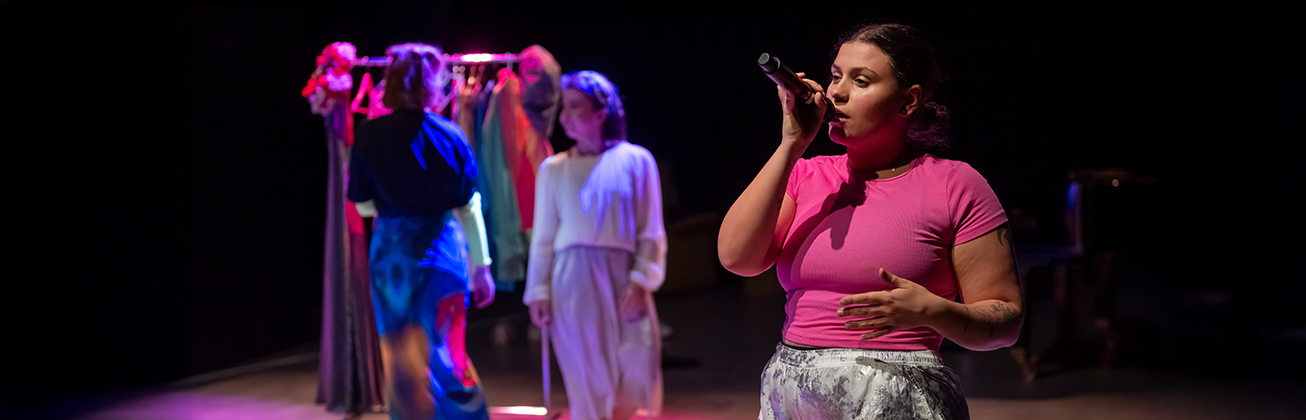 Drei Studierende in farbigem Rampenlicht während einer Performance am Diplomprojekt des Bachelors/Musik und Bewegung