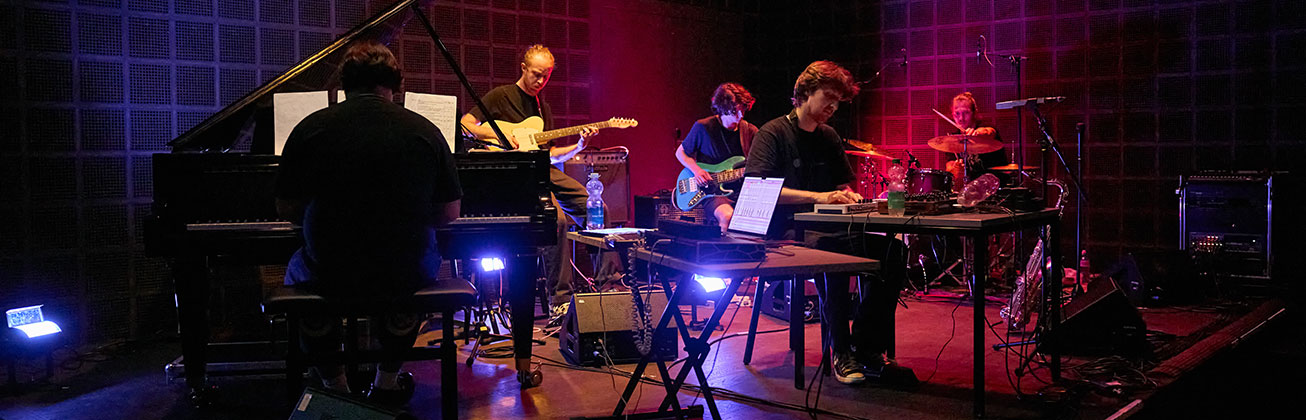 Musikerinnen und Musiker auf der Bühne des Club Knox. 