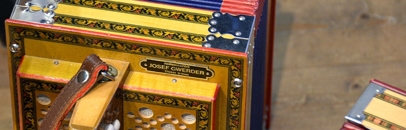 Das schweizerische Volksmusik-Instrument Schwyzerörgerli