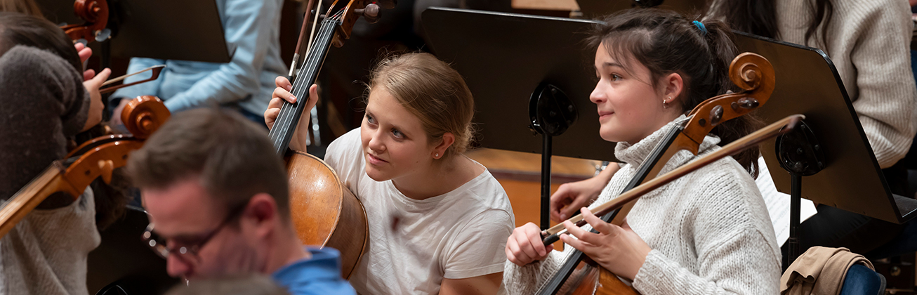 Junge Musikerinnen während einer Orchesterprobe. Bild HSLU/Priska Ketterer