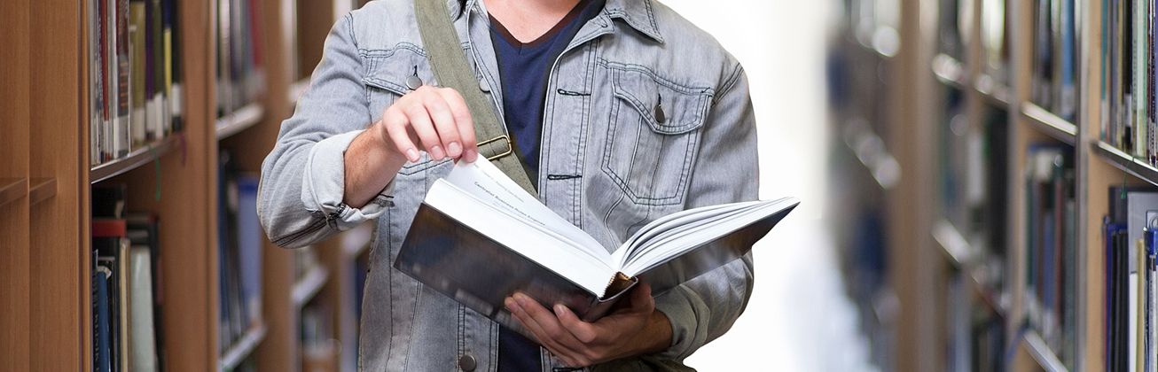 Student in einer Bibliothek