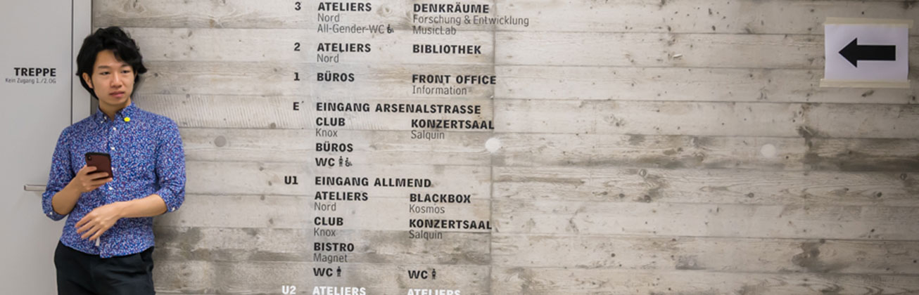 Student vor der Treppenbeschriftung