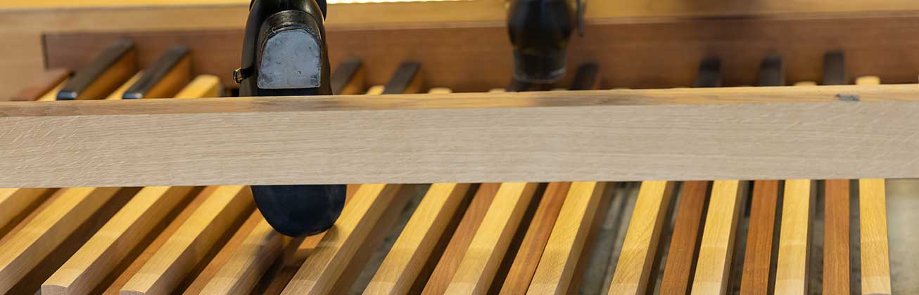 Ein Kirchenmusik-Student bedient die Pedale der grossen Orgel an der Hochschule Luzern - Musik.