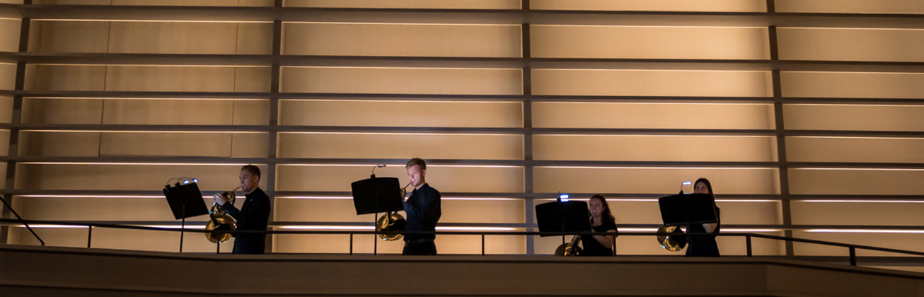 Ein Blechbläser-Ensemble spielt auf dem Balkon des Konzertsaal Salquin an der HSLU Musik. 