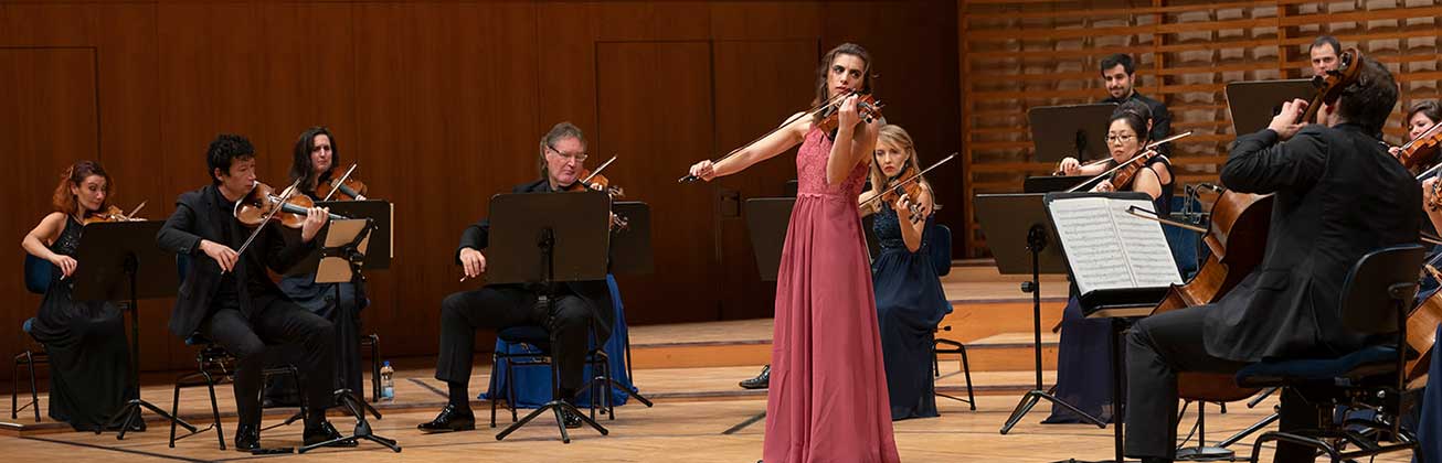 Violine-Studentin absolviert ihr Diplomkonzert im KKL mit den Lucerne Festival Strings. 