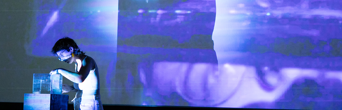 Musik-Studentin während einer Klangperformance