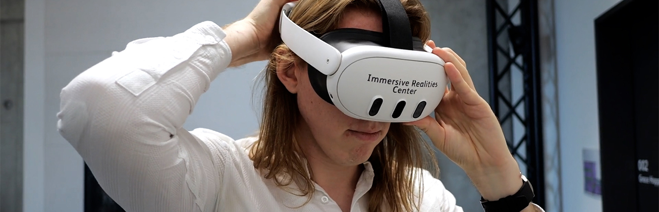 Person mit VR-Brille im Rahmen des Masterstudiengangs «Music and Digital Creation» der Hochschule Luzern – Musik und der Hochschule Luzern – Informatik.