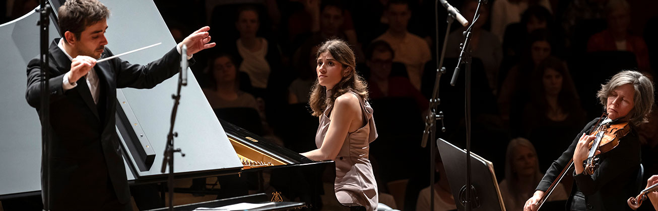 Piano-Studentin absolviert ihr Diplomkonzert im KKL Luzern mit dem Luzerner Sinfonieorchester. 