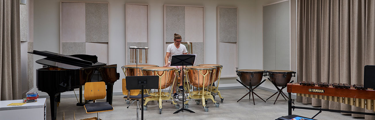 Einblick in ein Unterrichtsraum für Schlagzeug.