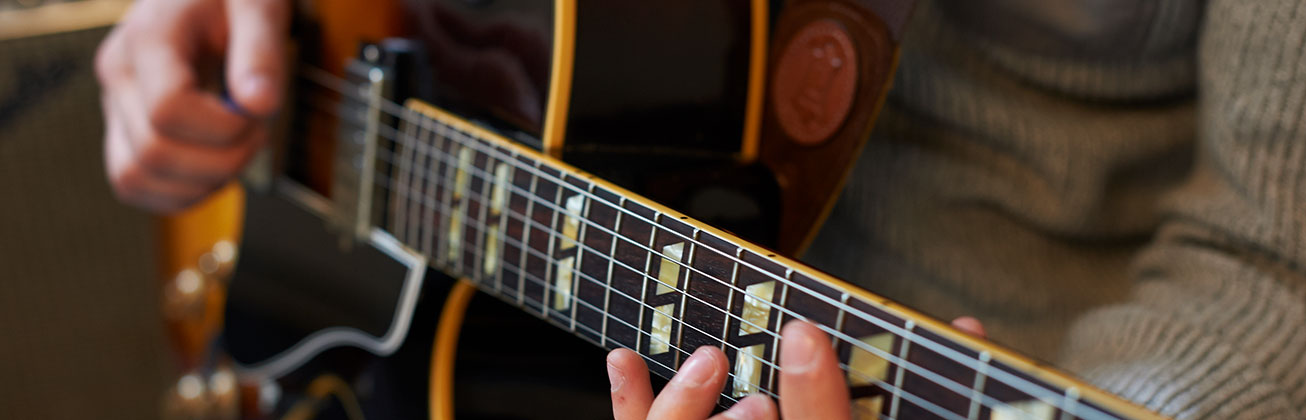 Ausschnitt von Gitarrenspieler