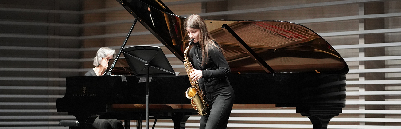 Musikerin spielt Klarinette. Bild HSLU/Ina Amenda