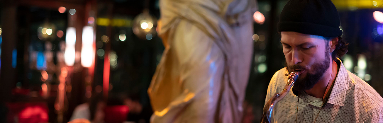 Saxofonist in einer Bar