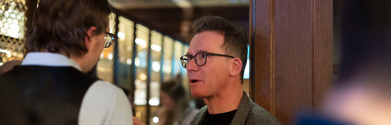 Zwei Männer sprechen in einer Bar