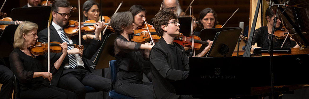 Pianist auf der Bühne des KKL mit dem Luzerner Orchester