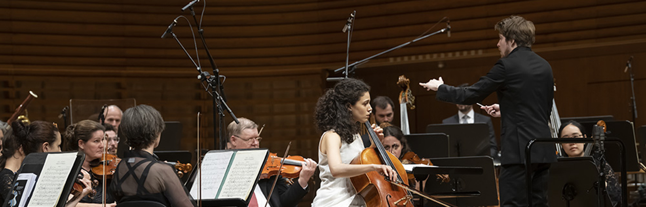 Cellistin auf der Bühne des KKL mit dem Luzerner Orchester