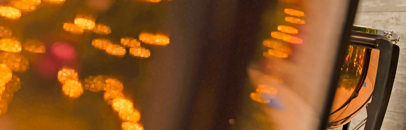 Nahaufnahme zweier Paukenkesse aus Kupfer, Lichter spiegeln sich darin