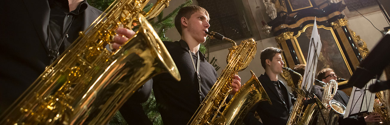 Saxofon-Studierende spielen in der Franziskanerkirche in Luzern. 