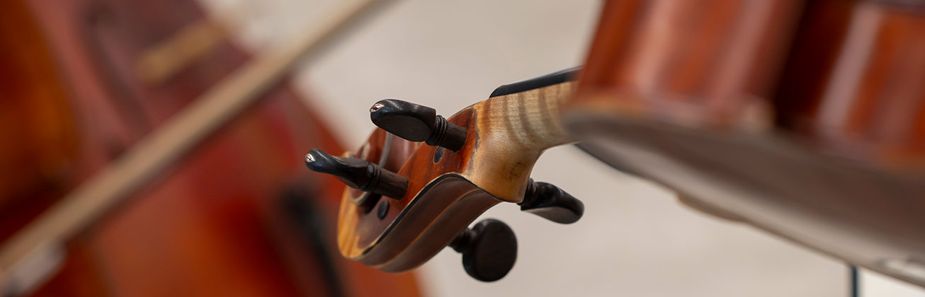 Close-up einer Geige von hinten