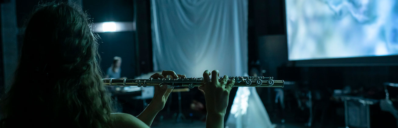 Frau spielt Querflöte