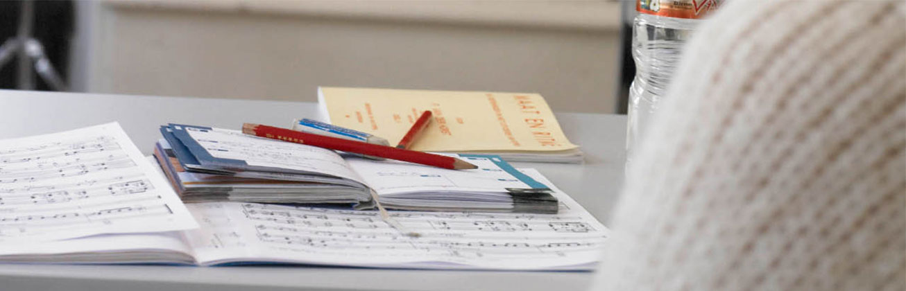 Hefte und Noten auf dem Schreibtisch.