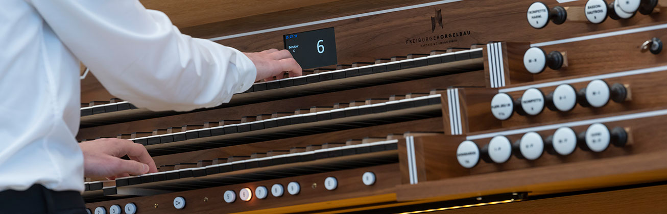 Organist beim Proben