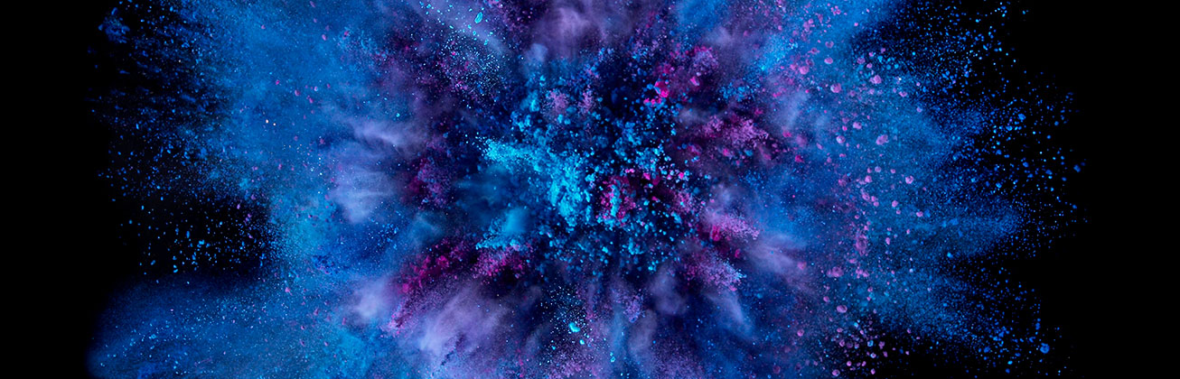 Pulverfarbenexplosion in blau und pink