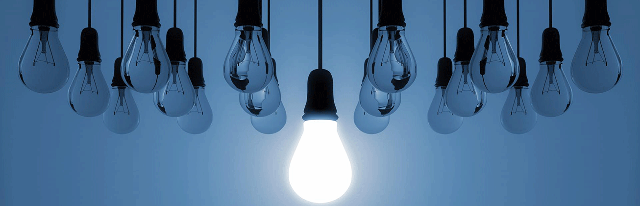Glühbirnen auf blauem Hintergrund, die Glühbirne in der Mitte ist aktiviert