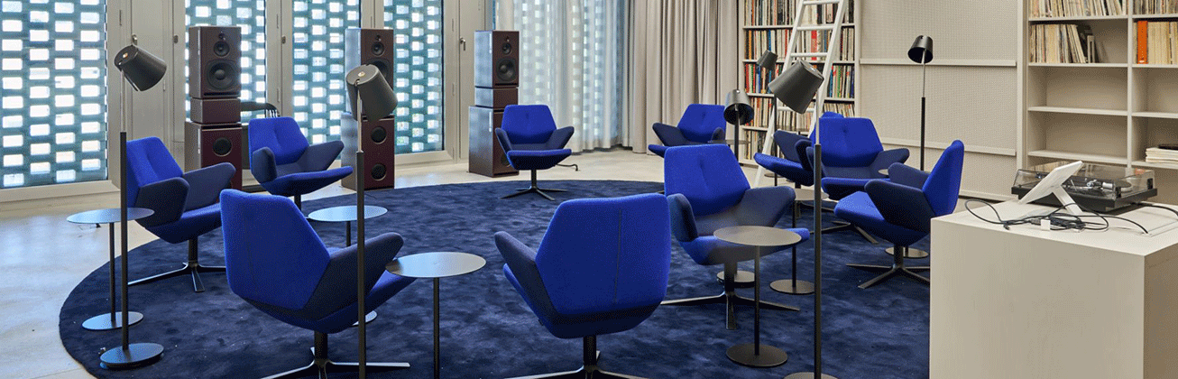 Blaue Stühle im Musikhörsaal