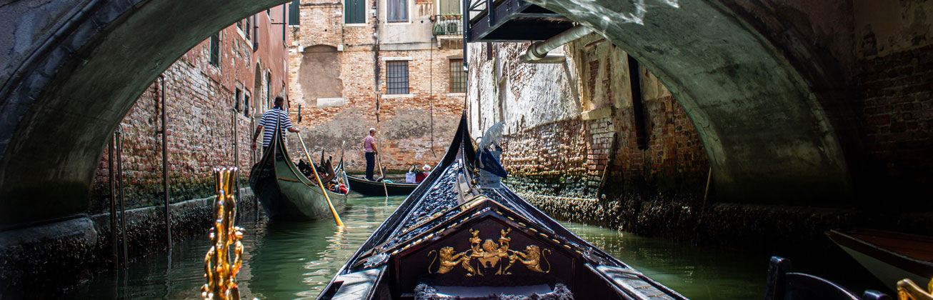 Kanal von Venedig mit Gondel