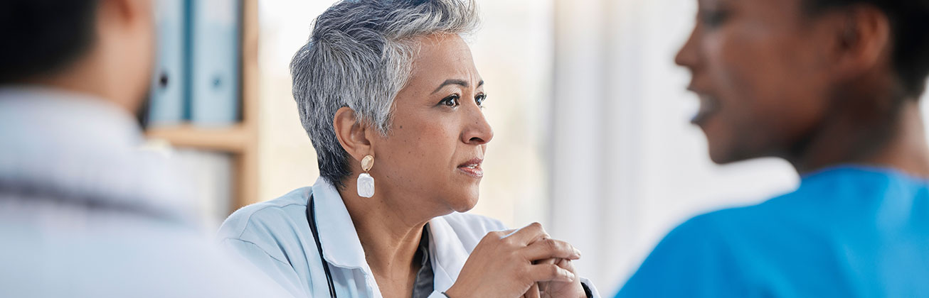 Ärzte und Pflegeteam bei einem Meeting zur medizinischen Strategie, Diagnose und Behandlung.