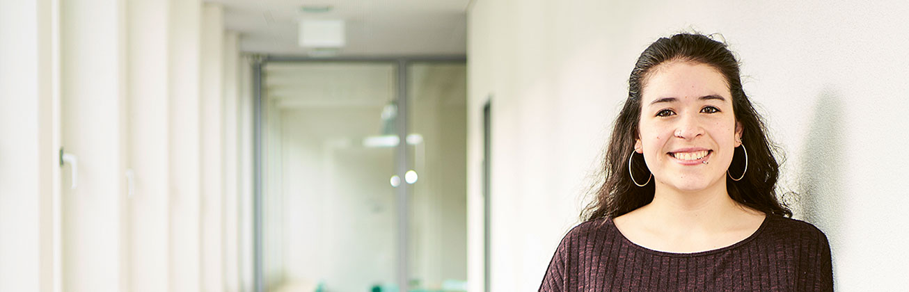 Die Soziokultur-Studentin Gina Stifani in einem lichtdurchfluteten Gang