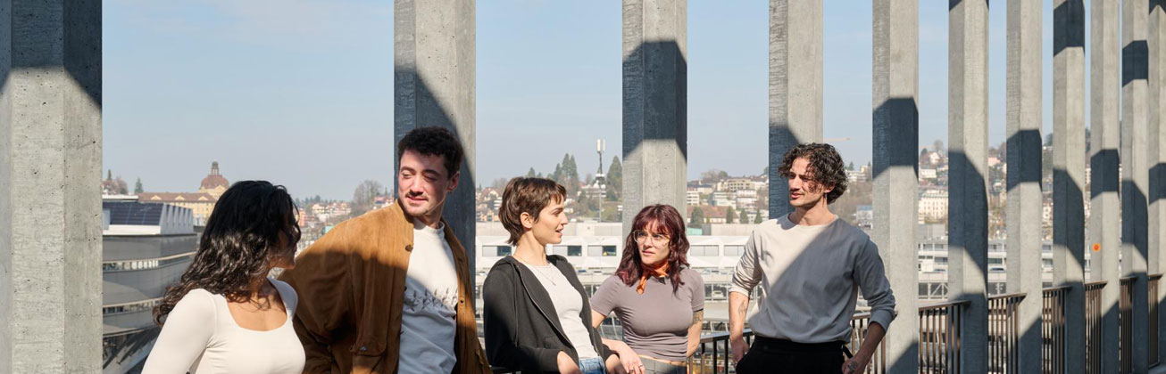Studierende an der Perron Terrasse