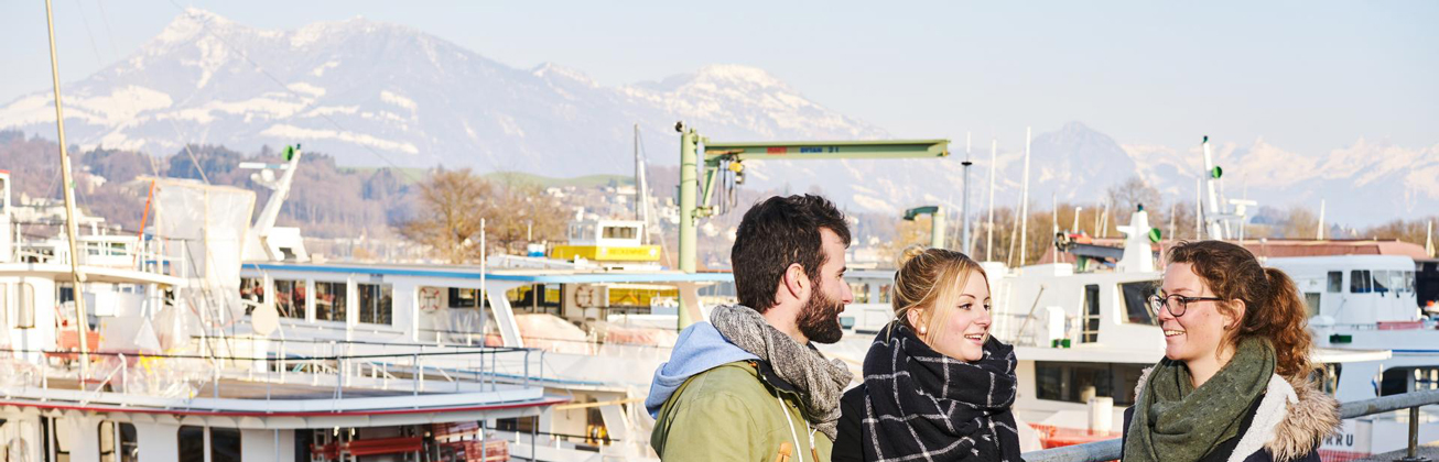 Soziale Arbeit-Studierende vor Schiffen und Bergketten der Zentralschweiz