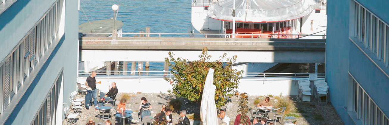 Der Innenhof des Departements Soziale Arbeit im Sonnenlicht