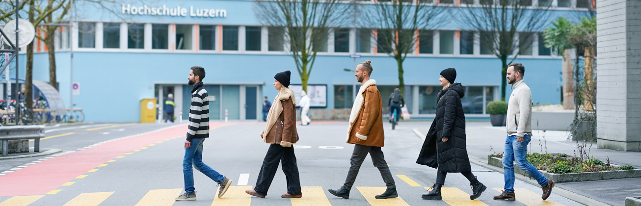 Studierende vor dem Gebaude