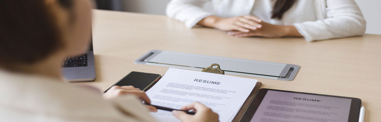 Zwei Frauen im Jobinterview