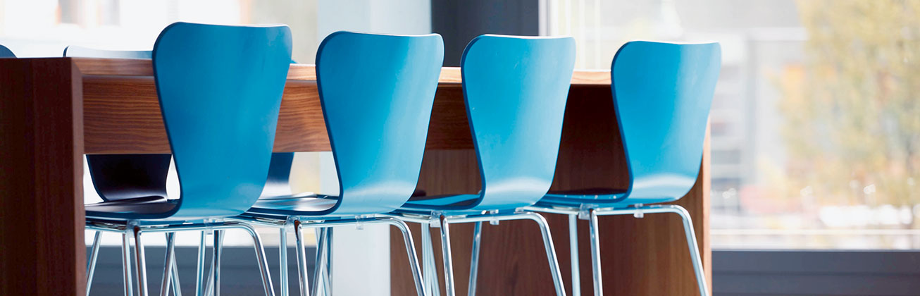 Blaue Stühle