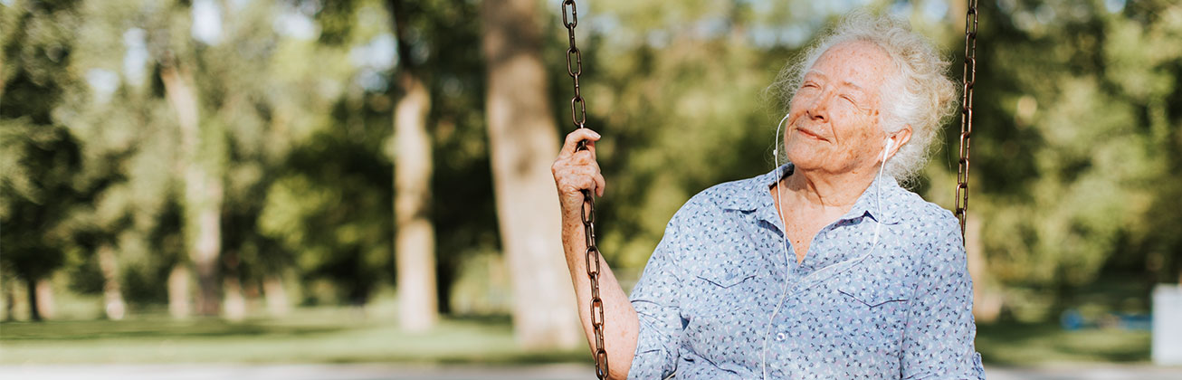 Seniorin auf Schaukel