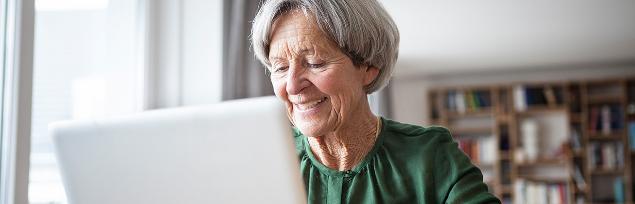 Ältere Frau arbeitet an einem Computer