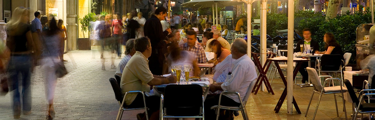 Boulevard mit Menschen im Restaurant