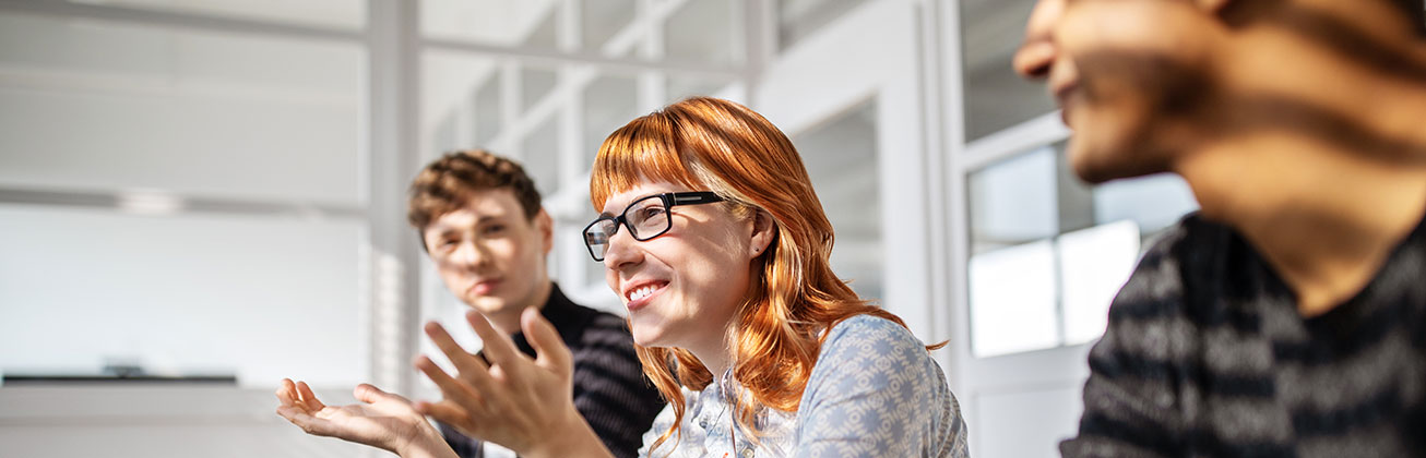 Drei Personen an einer Sitzung