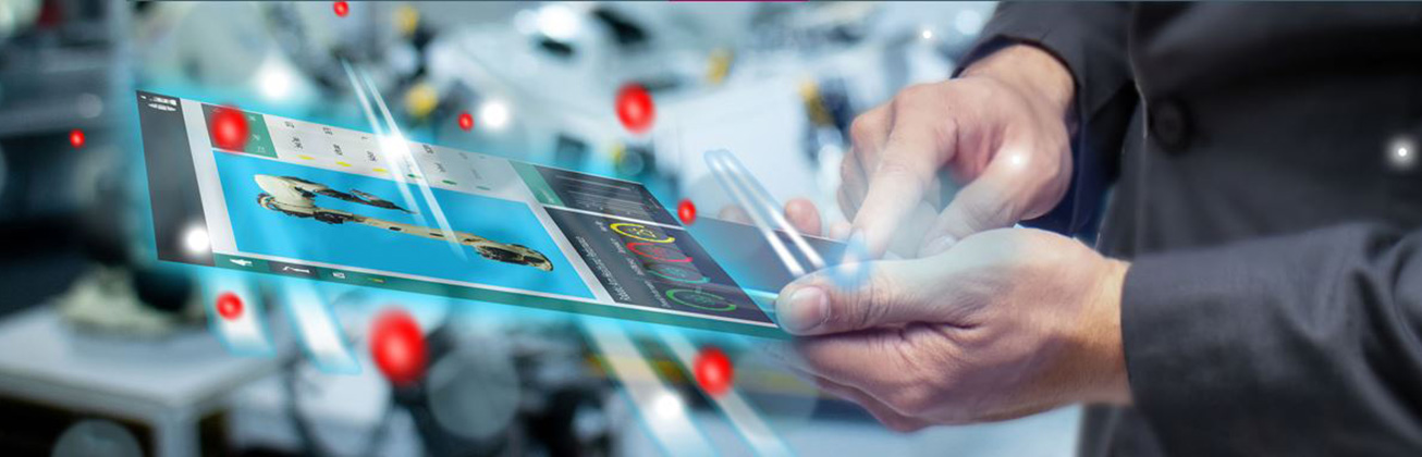 Foto zeigt einen Mann, der ein Tablet bedient. 