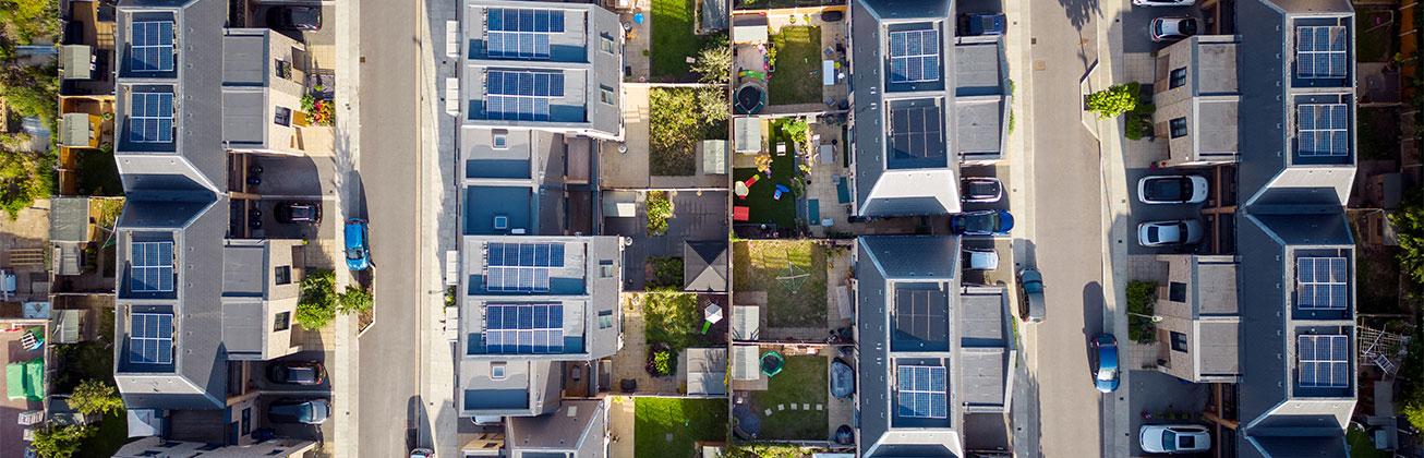 Siedlung von oben mit Solardächern