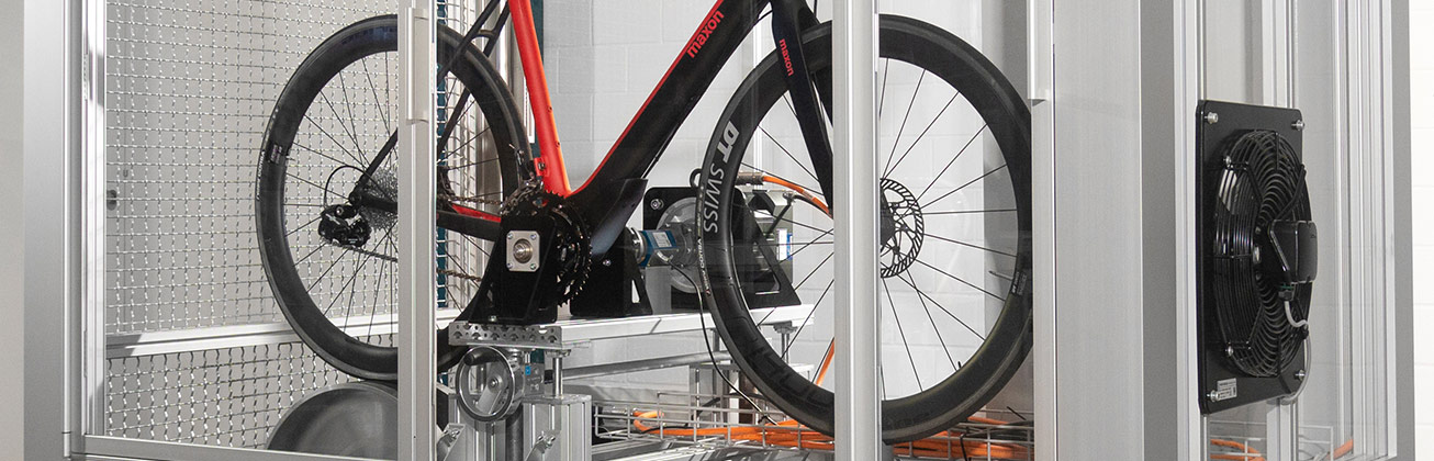 Ein Ausschnitt eines Fahrrades auf einem Prüfstand.