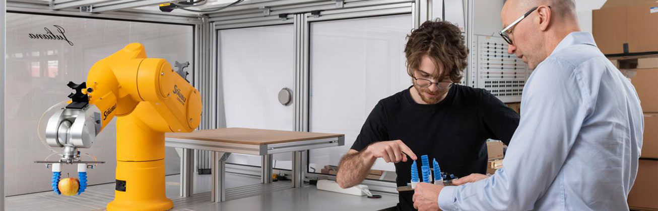 Zwei Forschende im Robotics-Labor